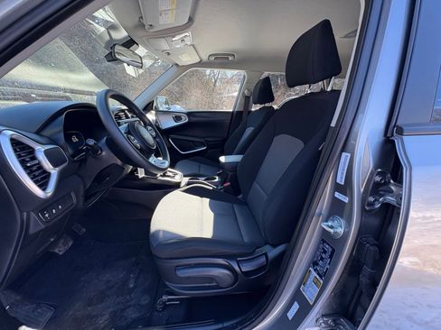 Used 2025 Kia Soul LX w/ LX Technology Package image 24