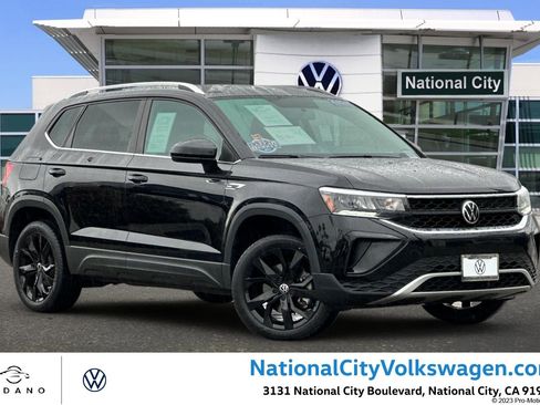 Certified 2022 Volkswagen Taos SE image 1