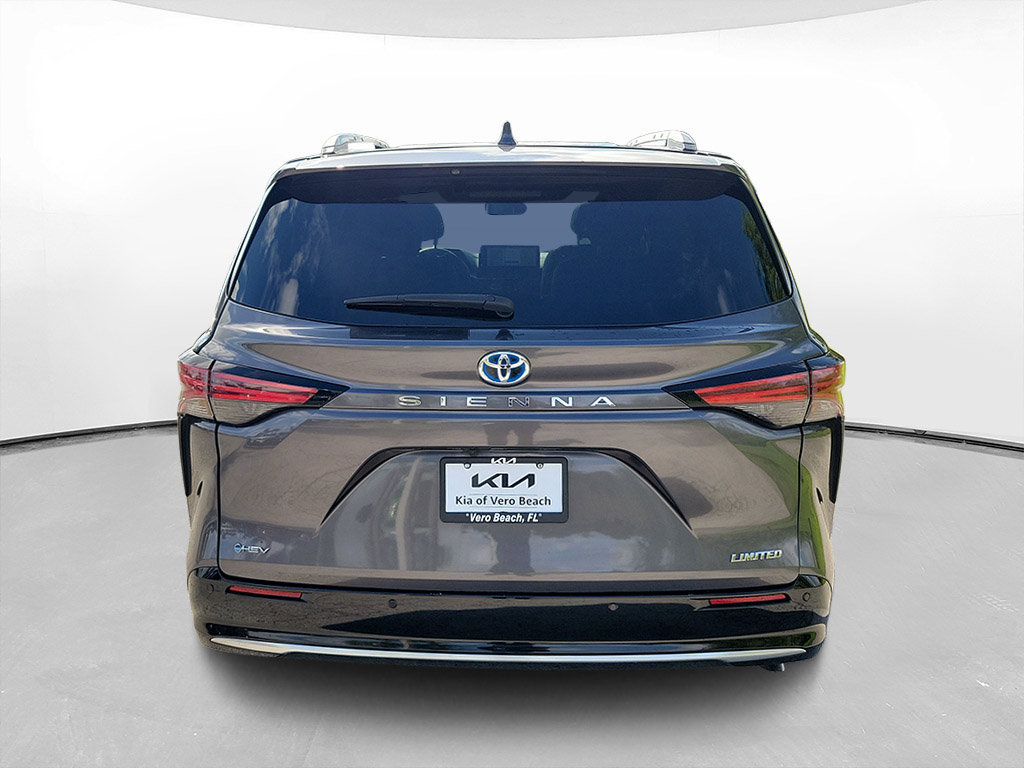 Used 2025 Toyota Sienna Limited FWD image 5