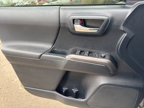 Used 2017 Toyota Tacoma TRD Off-Road image 22