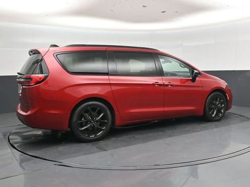 Used 2025 Chrysler Pacifica Limited FWD image 3