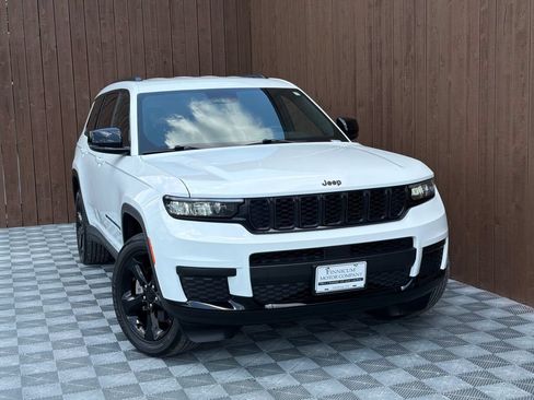 Used 2023 Jeep Grand Cherokee L Laredo RWD image 12