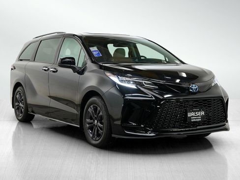 Used 2025 Toyota Sienna LE AWD/4WD image 7