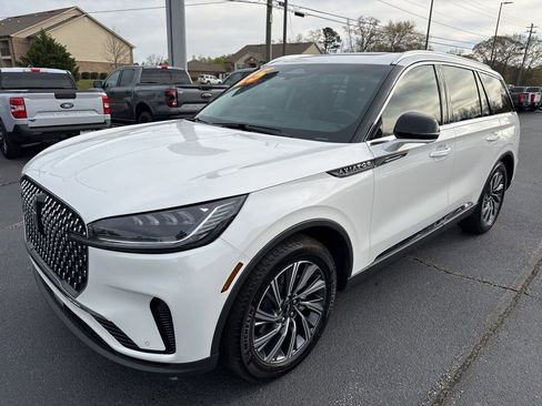 Used 2025 Lincoln Aviator Premiere image 4