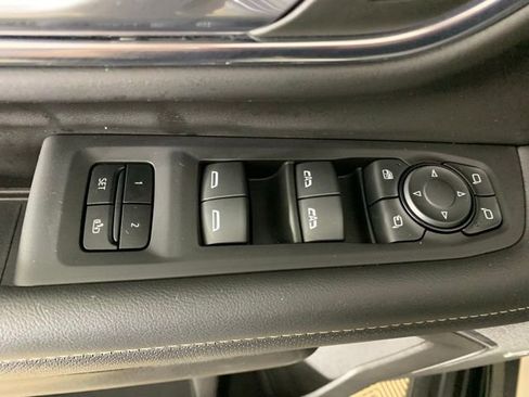 Used 2023 GMC Yukon SLT image 32