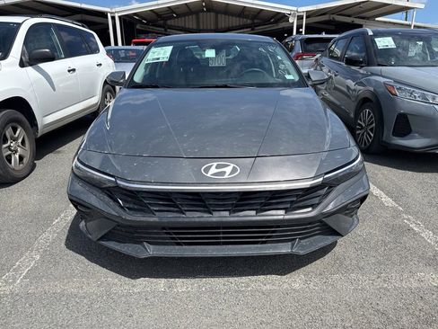 Used 2025 Hyundai Elantra SE FWD image 2