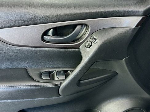 Used 2020 Nissan Rogue Sport S image 17