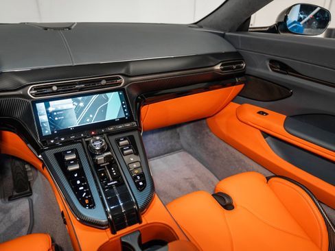 Used 2025 Aston Martin V8 Vantage Coupe image 19