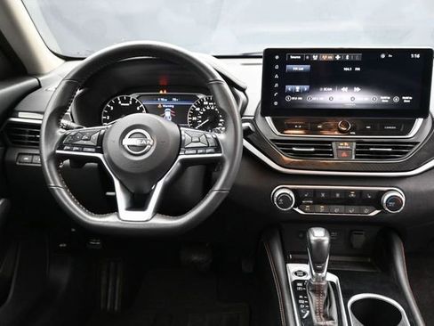 Used 2023 Nissan Altima 2.5 SR w/ SR Premium Package FWD image 10