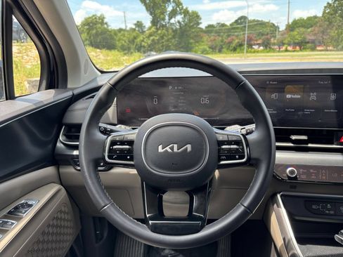 Used 2026 Kia Carnival FWD image 29