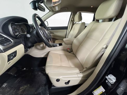 Used 2022 Jeep Grand Cherokee Laredo E w/ Security & Convenience Group image 21