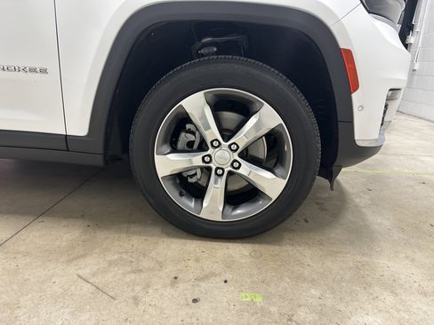 Used 2022 Jeep Grand Cherokee L Limited w/ Luxury Tech Group II image 13