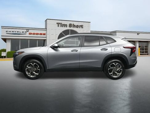 Used 2025 Chevrolet Trax LT w/ LT Convenience Package FWD image 2