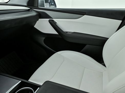 Used 2026 Tesla Model Y Long Range image 38