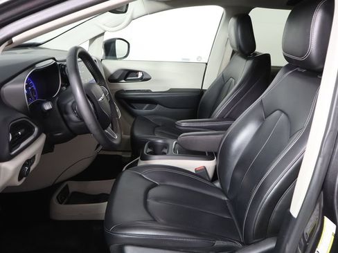 Used 2023 Chrysler Pacifica Touring-L FWD image 14