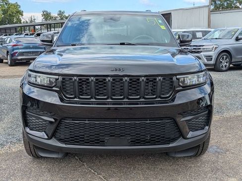Used 2025 Jeep Grand Cherokee Altitude AWD/4WD image 8