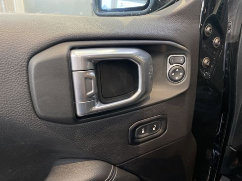 Used 2022 Jeep Wrangler Unlimited Sahara w/ Cold Weather Group AWD/4WD image 15