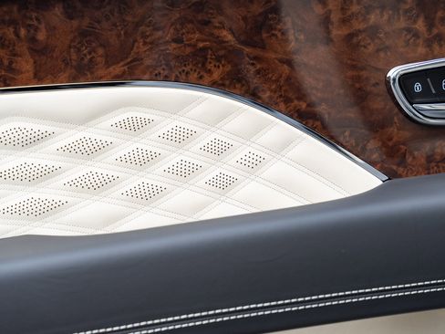 Used 2024 Bentley Bentayga Extended Wheelbase image 28