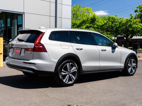 Used 2025 Volvo V60 B5 Cross Country Plus AWD/4WD image 6