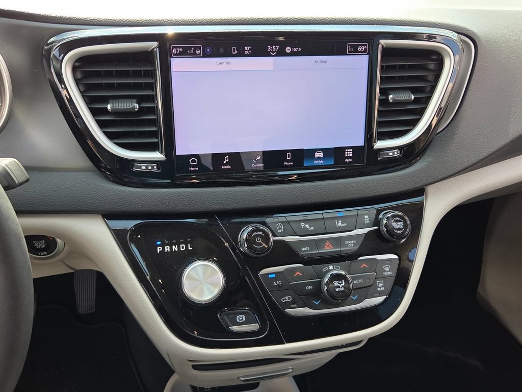 Used 2024 Chrysler Pacifica Touring-L FWD image 18