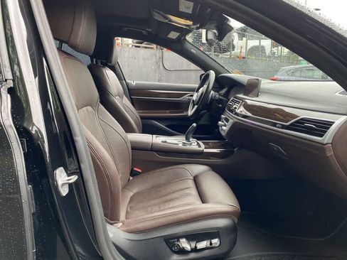 Used 2020 BMW 740i w/ M Sport Package RWD image 19