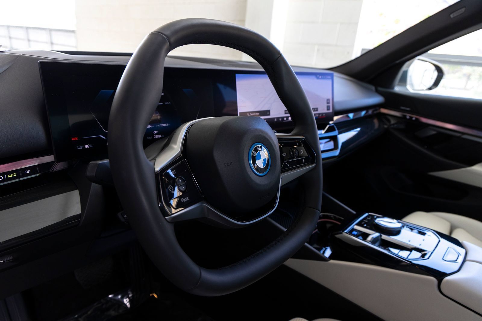 Certified 2025 BMW i5 eDrive40i w/ Premium Package RWD image 17