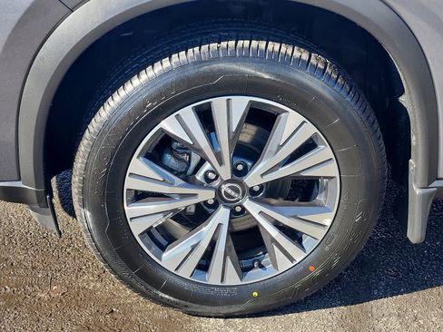 Used 2023 Nissan Rogue SV image 9