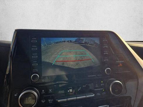 Used 2021 Toyota Highlander XLE FWD image 13