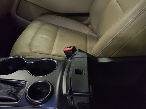 Used 2017 Ford Explorer XLT w/ Equipment Group 202A FWD image 26