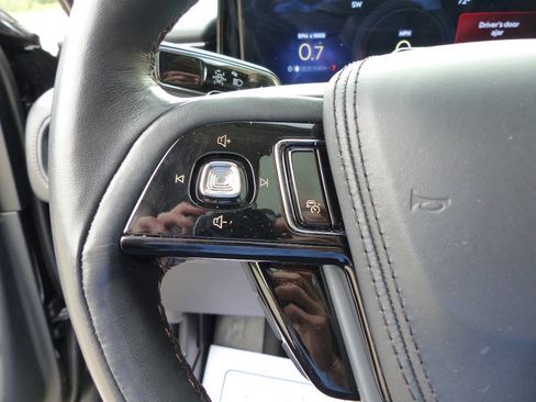 Used 2025 Lincoln Aviator AWD image 23