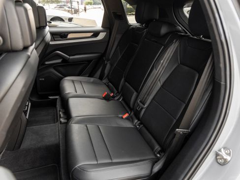 Certified 2024 Porsche Cayenne AWD/4WD image 37