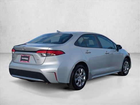 Used 2022 Toyota Corolla LE image 5