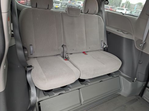 Used 2015 Toyota Sienna LE FWD image 10