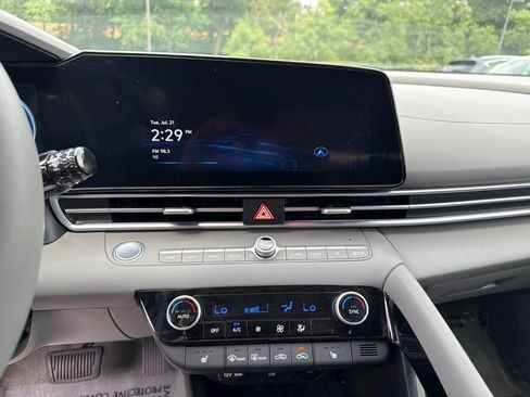 Certified 2025 Hyundai Elantra SEL FWD image 22