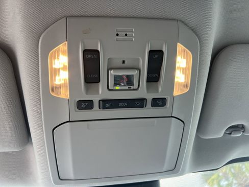 Used 2023 Toyota Highlander XLE AWD/4WD image 28