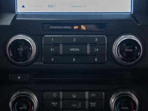 Used 2018 Ford F150 Platinum w/ Equipment Group 701A Luxury image 31