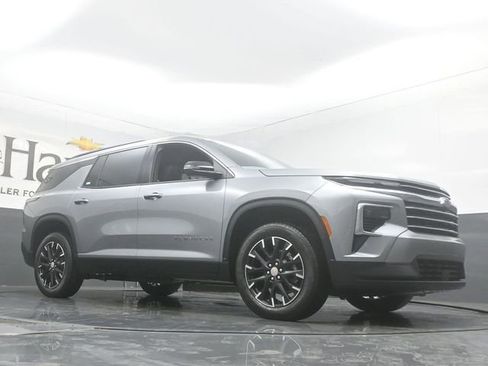 New 2026 Chevrolet Traverse LT image 2