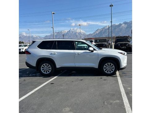 Used 2024 Toyota Grand Highlander XLE image 2