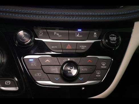 Used 2021 Chrysler Pacifica Touring-L w/ Uconnect Theater Family Group FWD image 29