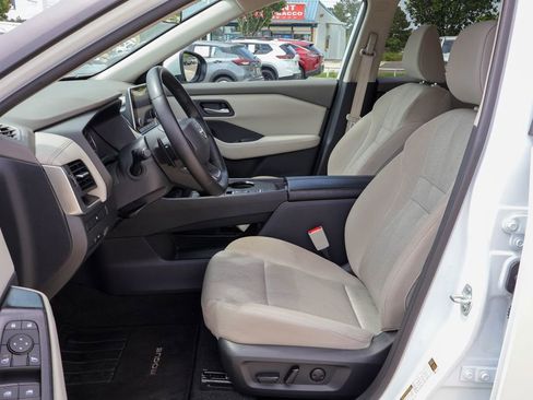 Used 2025 Nissan Rogue SV FWD image 7