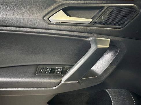 Used 2020 Volkswagen Tiguan SE image 11
