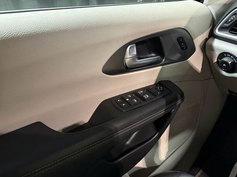 Used 2024 Chrysler Pacifica Touring-L FWD image 20