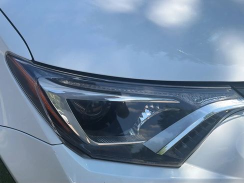 Used 2017 Toyota RAV4 LE AWD/4WD image 31