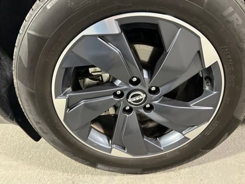Used 2025 Nissan Rogue SV FWD image 33