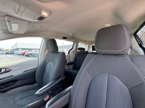 Used 2023 Chrysler Voyager LX image 19