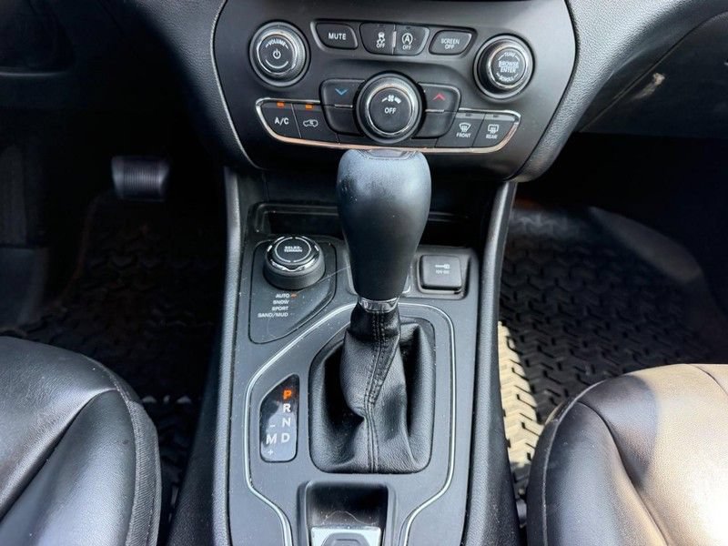 Used 2020 Jeep Cherokee Latitude Plus AWD/4WD image 14