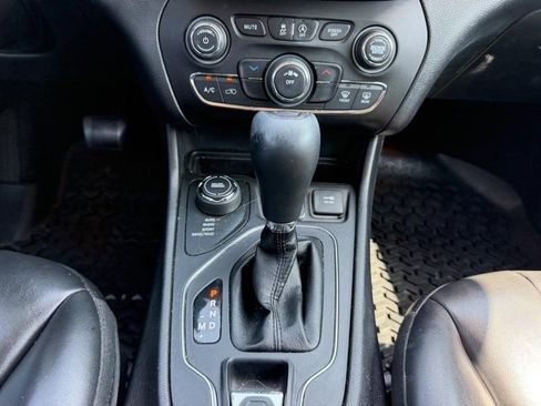 Used 2020 Jeep Cherokee Latitude Plus AWD/4WD image 14