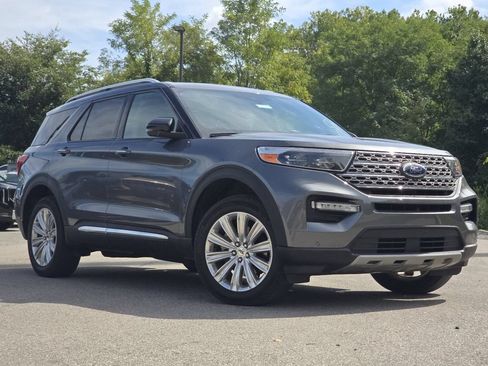 Used 2022 Ford Explorer Limited w/ Equipment Group 301A AWD/4WD image 2