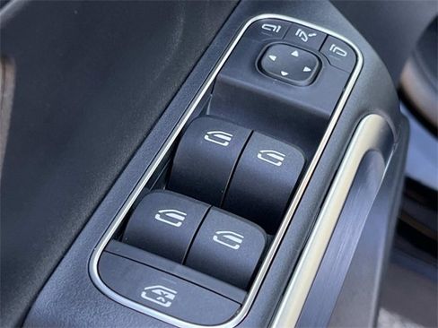 Used 2024 Mercedes-Benz GLB 250 image 30