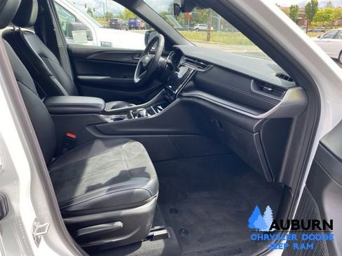 Used 2025 Jeep Grand Cherokee Altitude AWD/4WD image 15